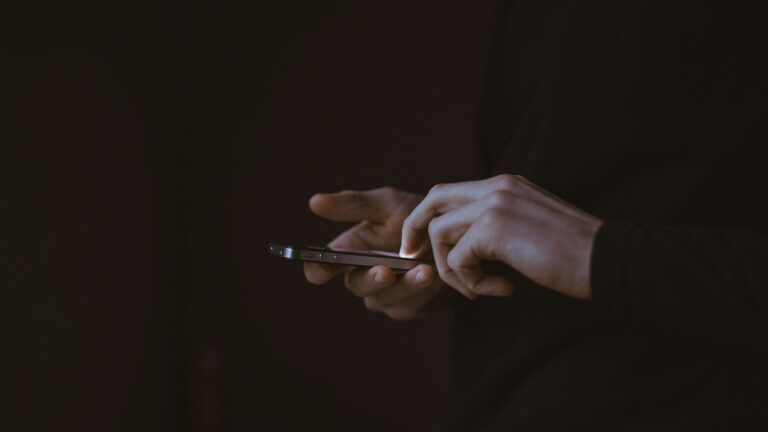 ¿Borrar mensajes de WhatsApp puede ser delito?