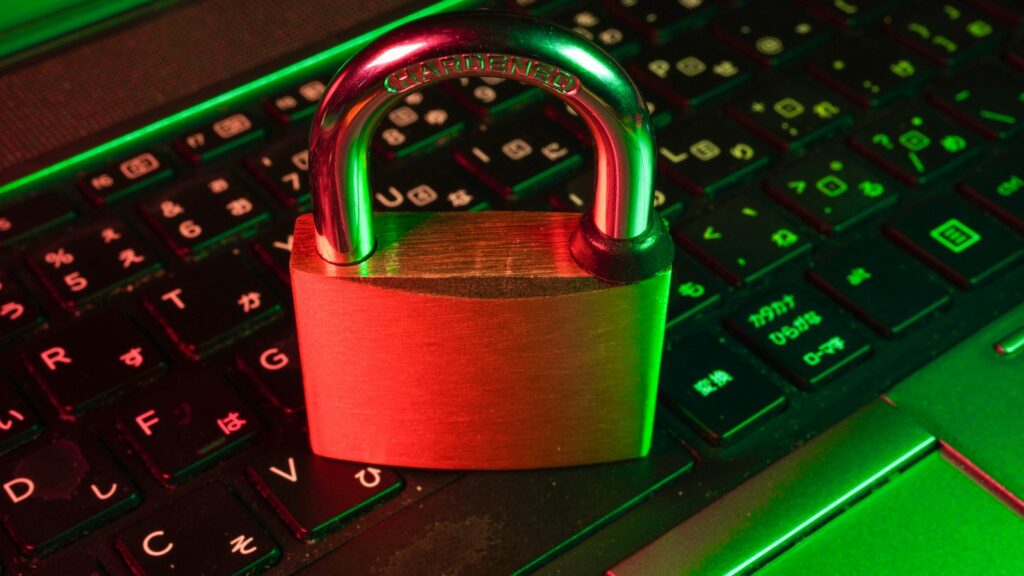 Disco duro precintado en bolsa de evidencias como parte de la cadena de custodia digital
