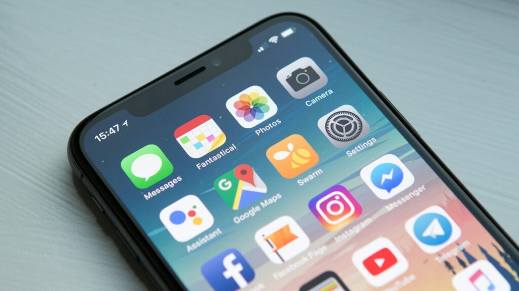 Perito examinando una captura de WhatsApp manipulada en un ordenador