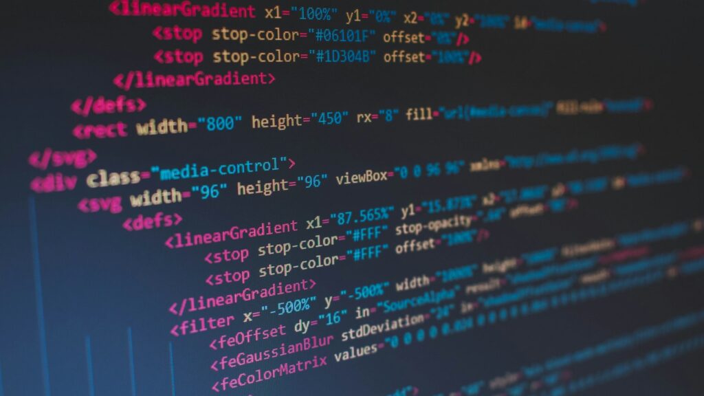 Perito revisando el código fuente en un caso de software incumplido en Gines