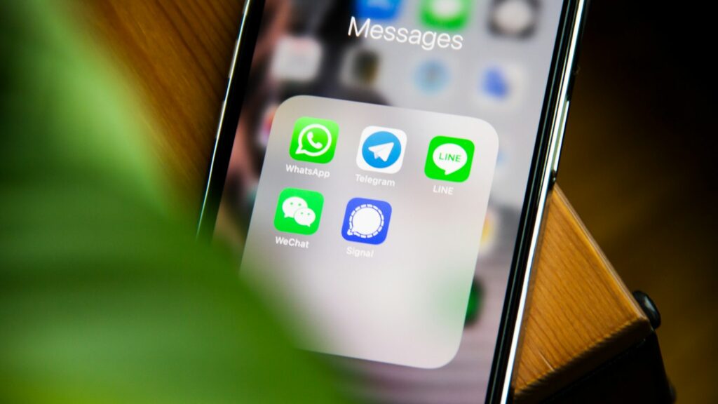 Móvil reproduciendo una nota de voz, ejemplo de cómo certificar audios WhatsApp