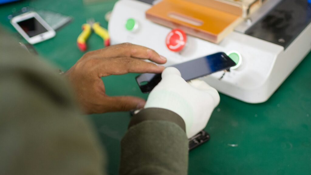 Puesto de laboratorio para la extracción forense de iPhone y Android