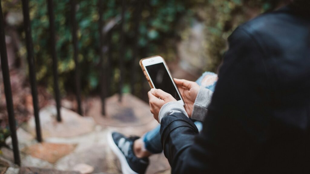 Abogada de familia revisando un móvil para un peritaje informático en un divorcio