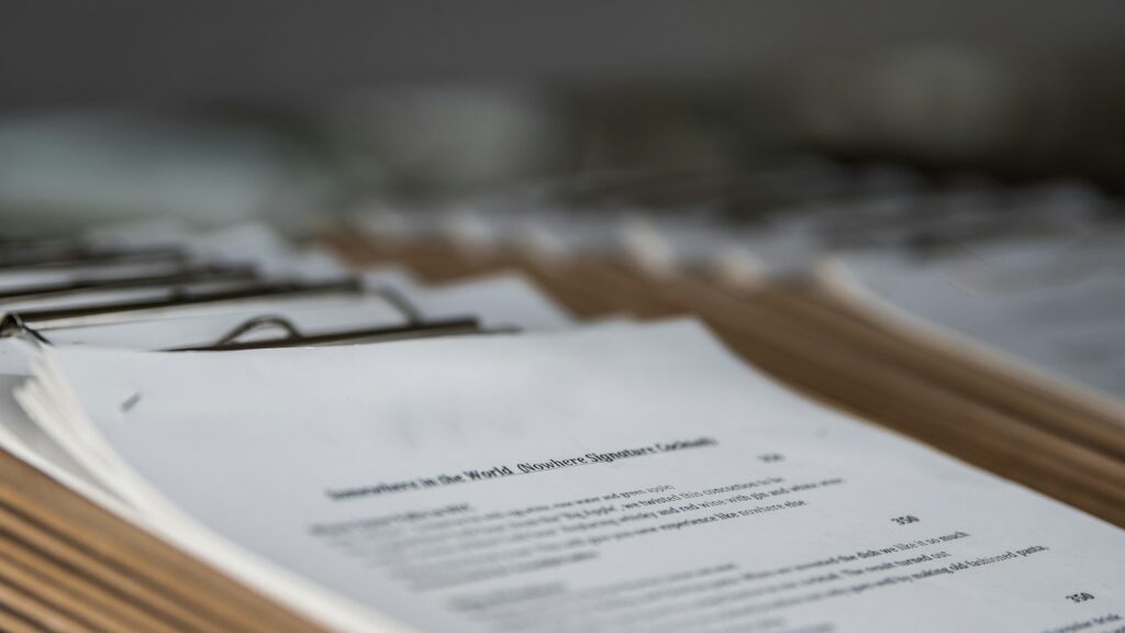 Perito informático para abogados revisando un informe pericial con un letrado en Sevilla