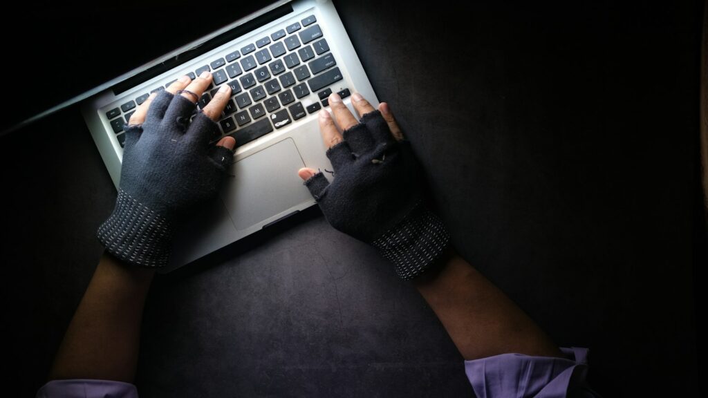 Perito en estafas online en Sevilla revisando un correo de phishing