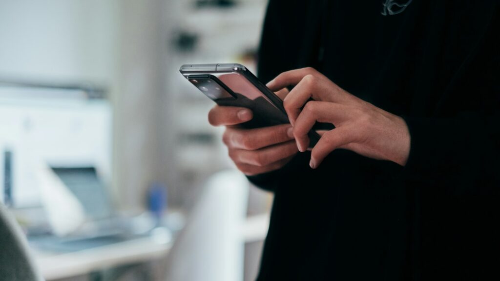 Perito WhatsApp Sevilla analizando una conversación en un smartphone