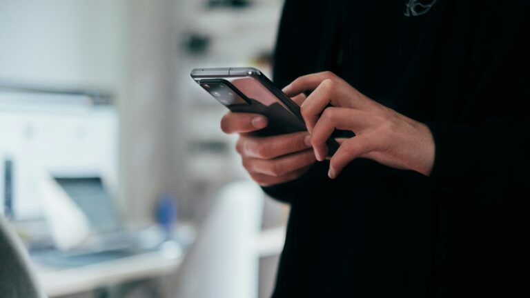 Perito de WhatsApp en Sevilla: certificación de chats y audios