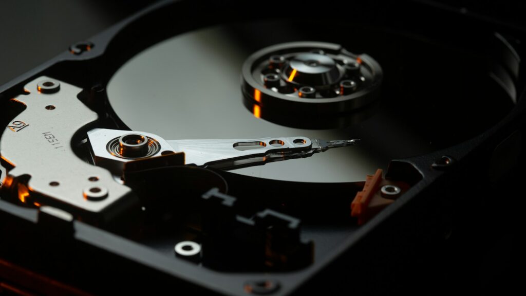 Disco duro en un laboratorio forense para recuperar archivos borrados