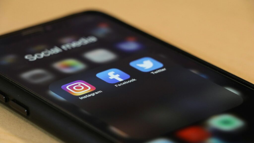 Móvil mostrando un perfil falso, caso de suplantación de identidad en redes sociales